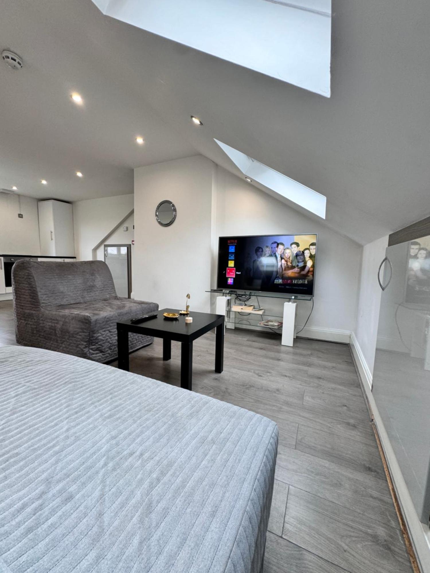 Hatton Apartments Heathrow Airport- Free Parking-Free Underground To And From Heathrow Airport Hatton Cross See Picture-See London Fast Hatton Cross To Central London 30Min Exterior foto