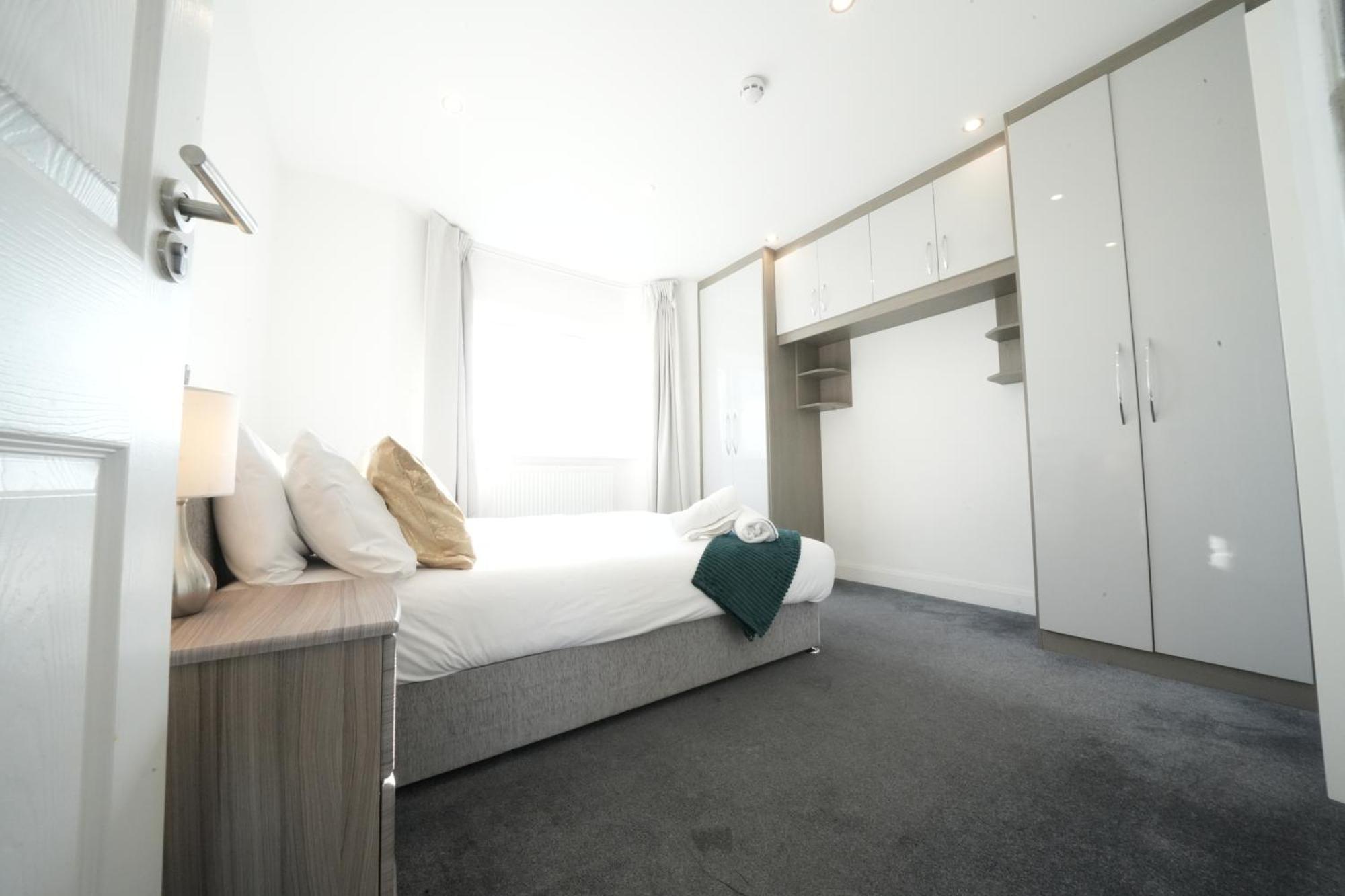 Hatton Apartments Heathrow Airport- Free Parking-Free Underground To And From Heathrow Airport Hatton Cross See Picture-See London Fast Hatton Cross To Central London 30Min Exterior foto