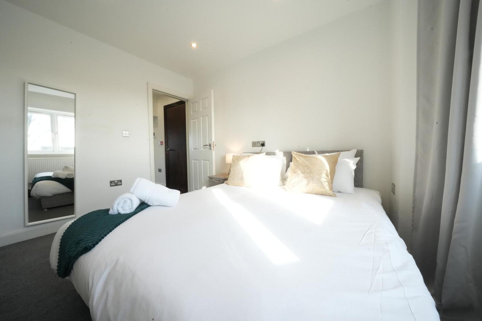 Hatton Apartments Heathrow Airport- Free Parking-Free Underground To And From Heathrow Airport Hatton Cross See Picture-See London Fast Hatton Cross To Central London 30Min Exterior foto