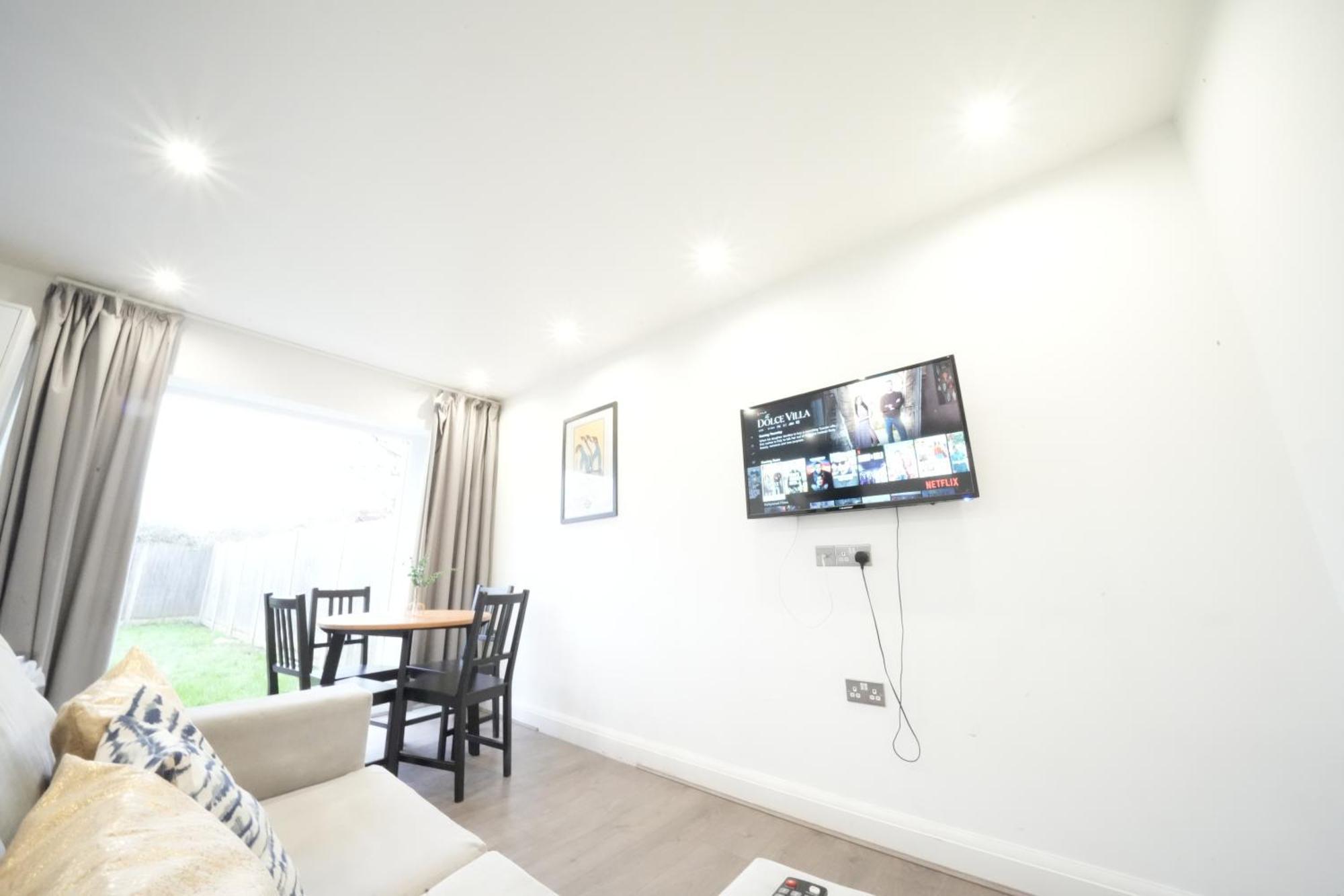 Hatton Apartments Heathrow Airport- Free Parking-Free Underground To And From Heathrow Airport Hatton Cross See Picture-See London Fast Hatton Cross To Central London 30Min Exterior foto
